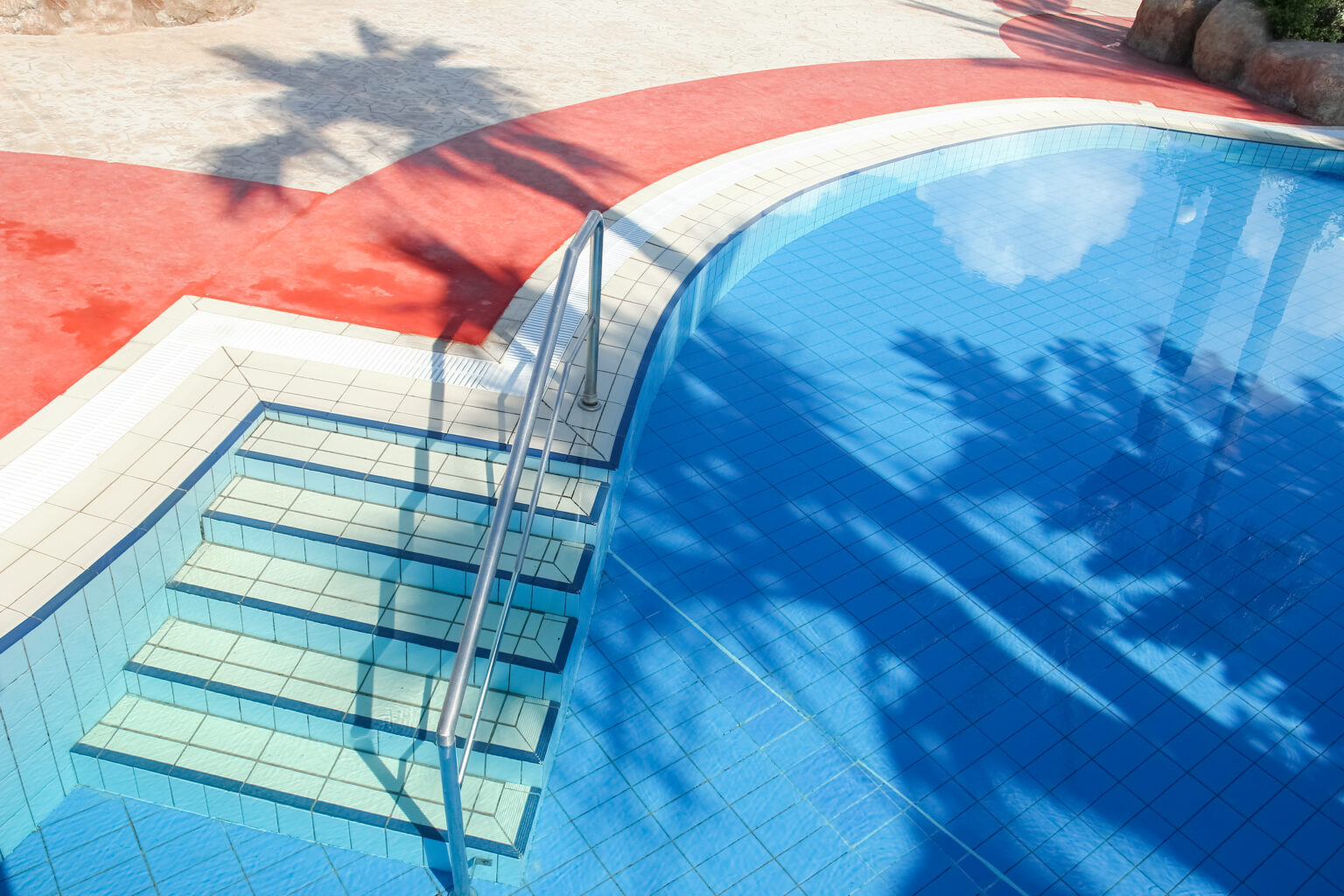 Farba epoksydowa wokół basenów – odporność na chlor i wilgoć