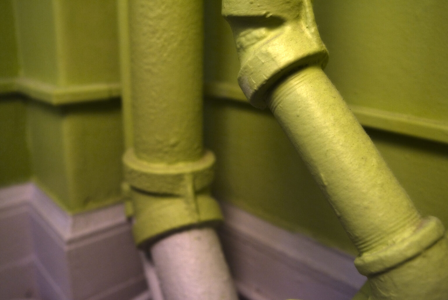 Malowanie Rur i Elementów Przemysłowych Farbą Epoksydową – Kompletny Poradnik Ochrony Antykorozyjnej