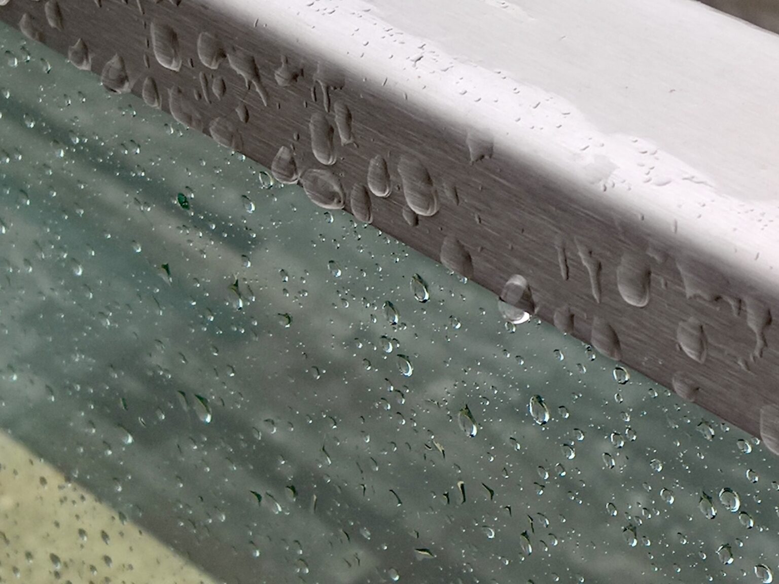 Ochrona elementów budowlanych narażonych na wilgoć i sól: farba epoksydowa jako najskuteczniejsze rozwiązanie