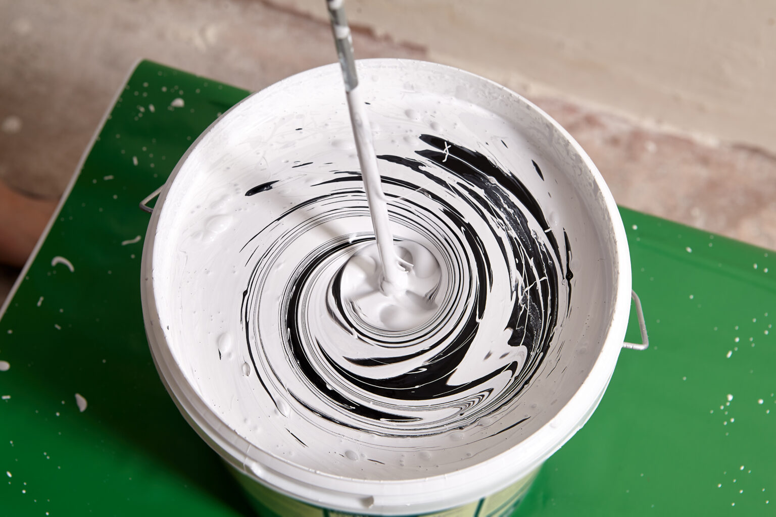 Mieszanie farby epoksydowej – proporcje i czas pracy