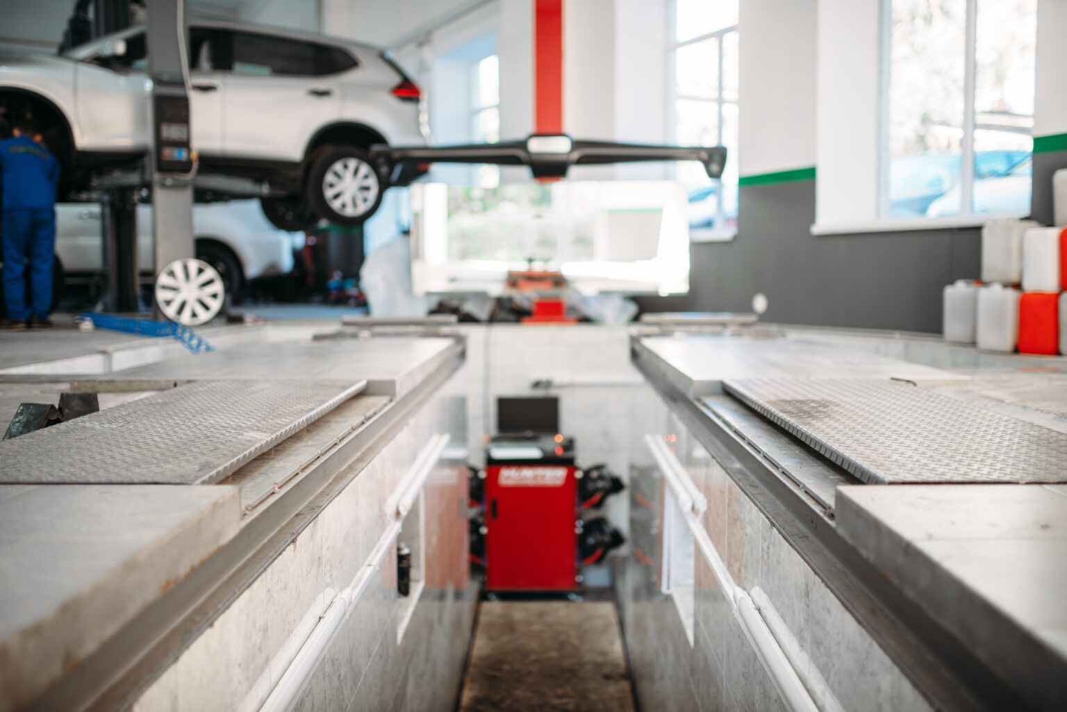 Posadzki w warsztatach samochodowych – ochrona przed olejami i paliwem