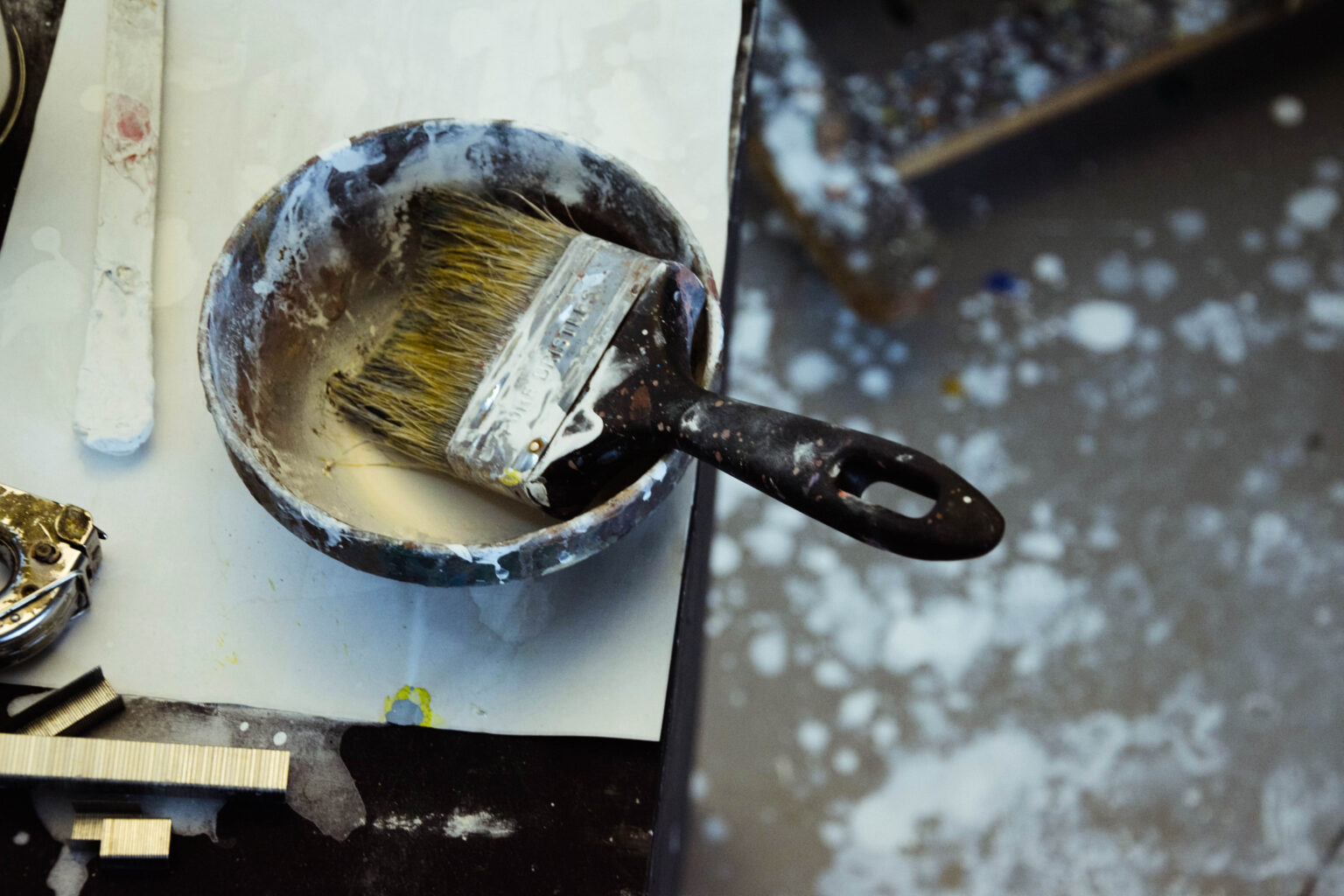 Przygotowanie powierzchni pod farby i żywice epoksydowe w przestrzeniach wilgotnych